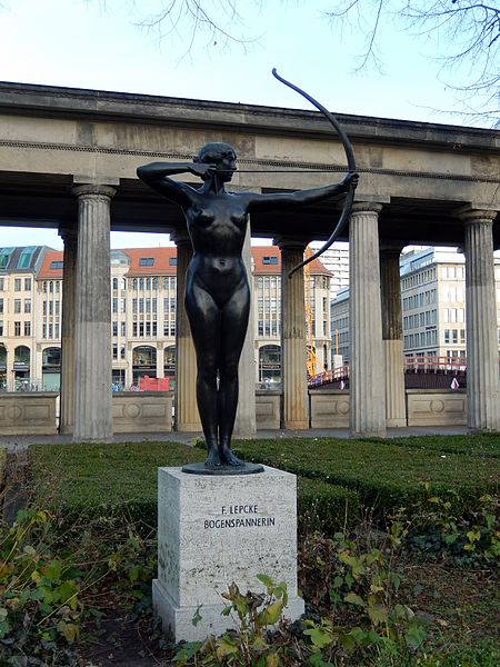 File:"Bogenspannerin", F. Lepcke - panoramio.jpg