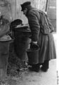 Bundesarchiv Bild 183-H26069, Mann durchsucht Mülltonnen.jpg