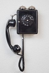 Wandtelefon mit Wählscheibe.jpg